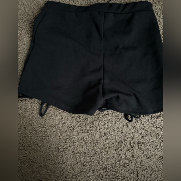 Cute black shorts - Picture 3 of 3
